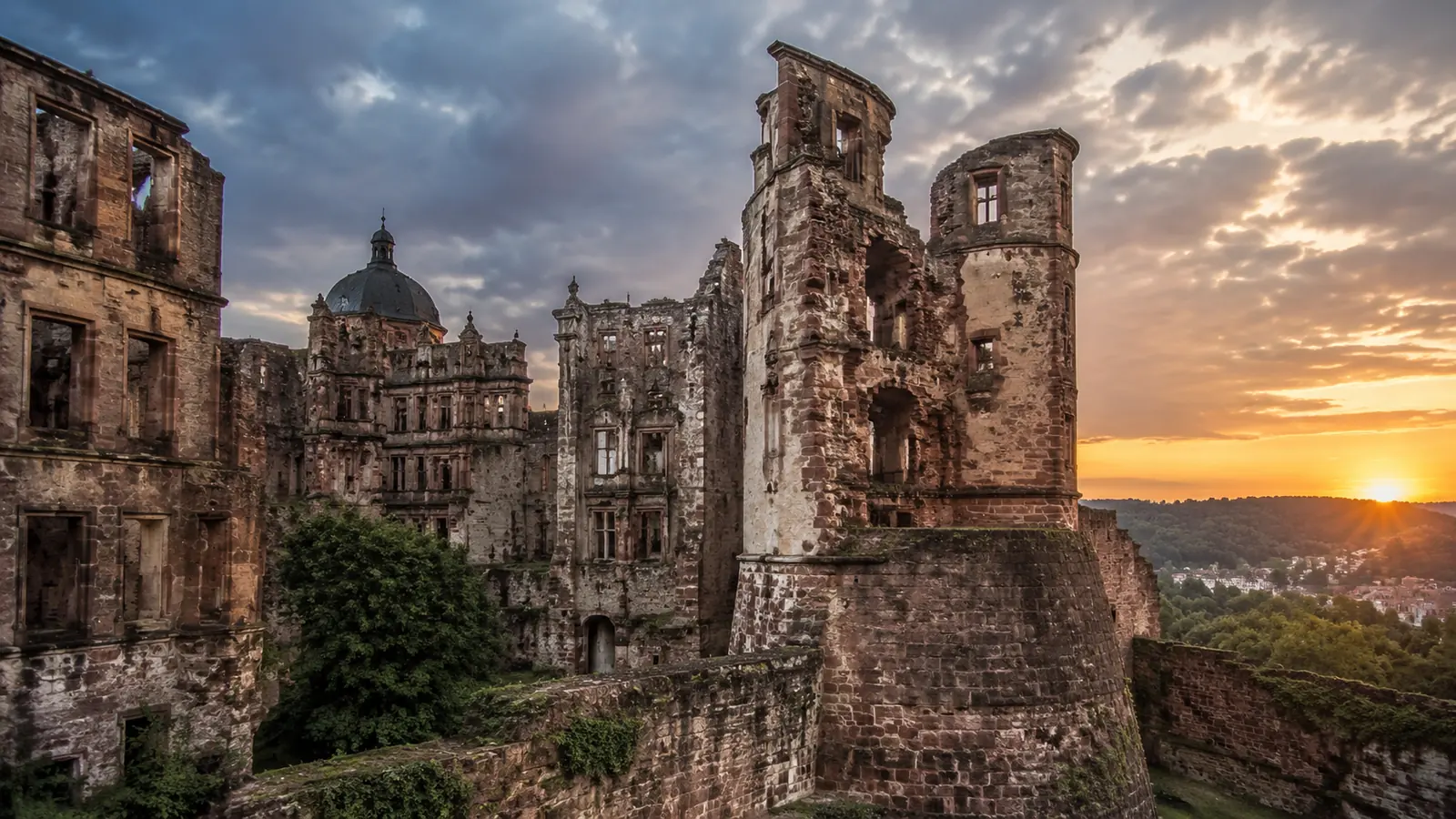 Le Friedrichsbau en ruine et les façades de la cour du château de Heidelberg