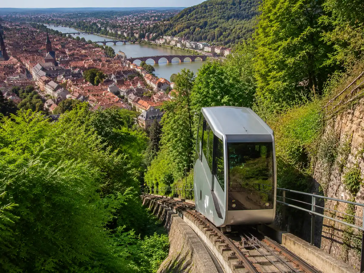 Le funiculaire Bergbahn montant de Kornmarkt vers le château