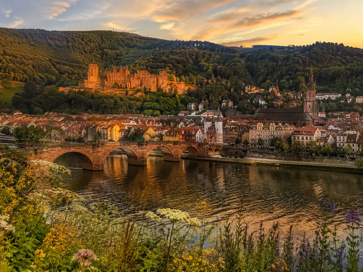 Le château de Heidelberg vu depuis le Philosophenweg, de l'autre côté de la rivière