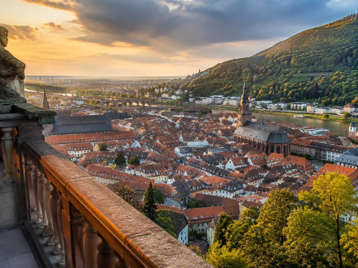 Vue depuis la terrasse de l'Altan sur la vieille ville de Heidelberg et le Neckar